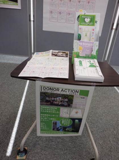 屋内, テーブル, コンピュータ, 机 が含まれている画像AI によって生成されたコンテンツは間違っている可能性があります。